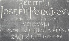 Pamětní deska věnovaná žáky z let 1885 - 1901 prvnímu řediteli školy - Josefu Poláčkovi, která byla umístěna na chodbě hlavní budovy SOUZ.