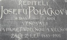 Pamětní deska věnovaná žáky z let 1885 - 1901 prvnímu řediteli školy - Josefu Poláčkovi, která byla umístěna na chodbě hlavní budovy SOUZ.