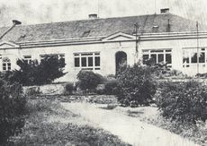 Školní budova v roce 1985.