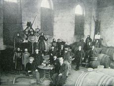 Výroba vína v bzeneckém zámku na fotografii z roku 1898. (zdroj: Die Gross-Industrie Oesterreichs)